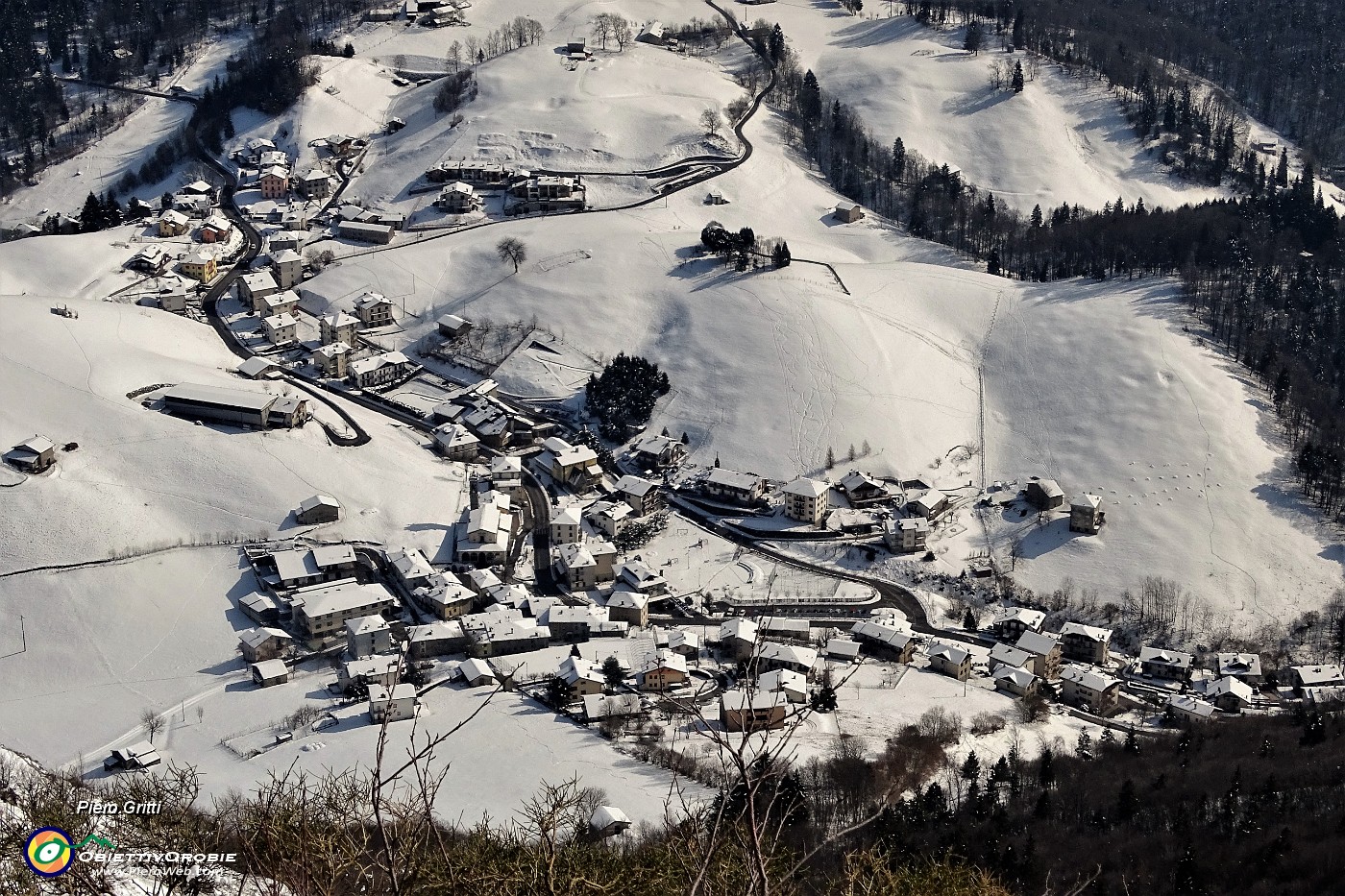 46 Dalla croce del Monte Castello zoom su Valpiana.JPG